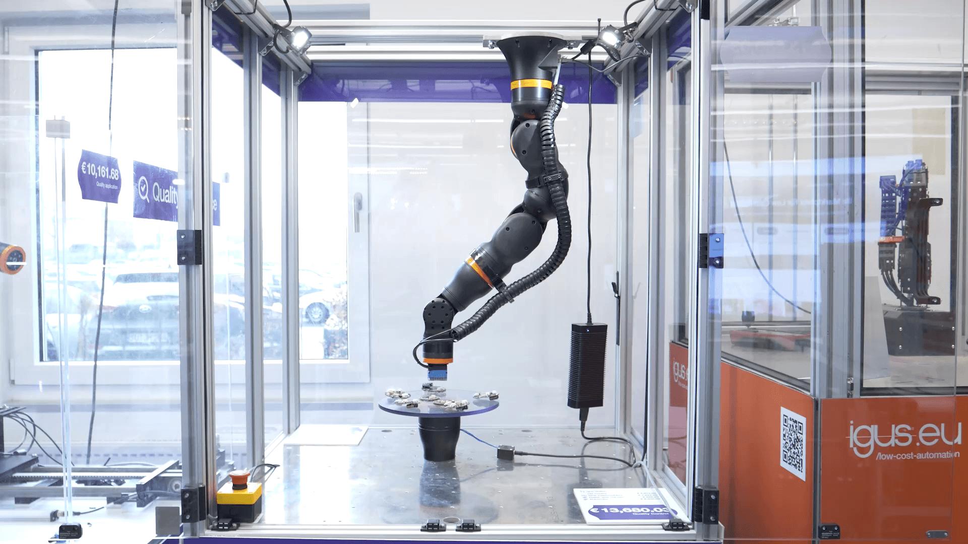 El brazo cobot de ReBeL inspecciona la calidad de la placa de circuitos